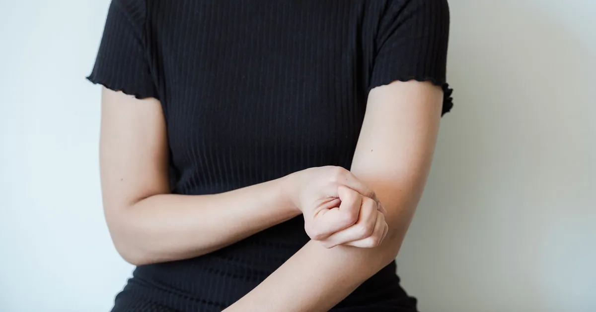 Personne se tenant l'avant-bras près du coude